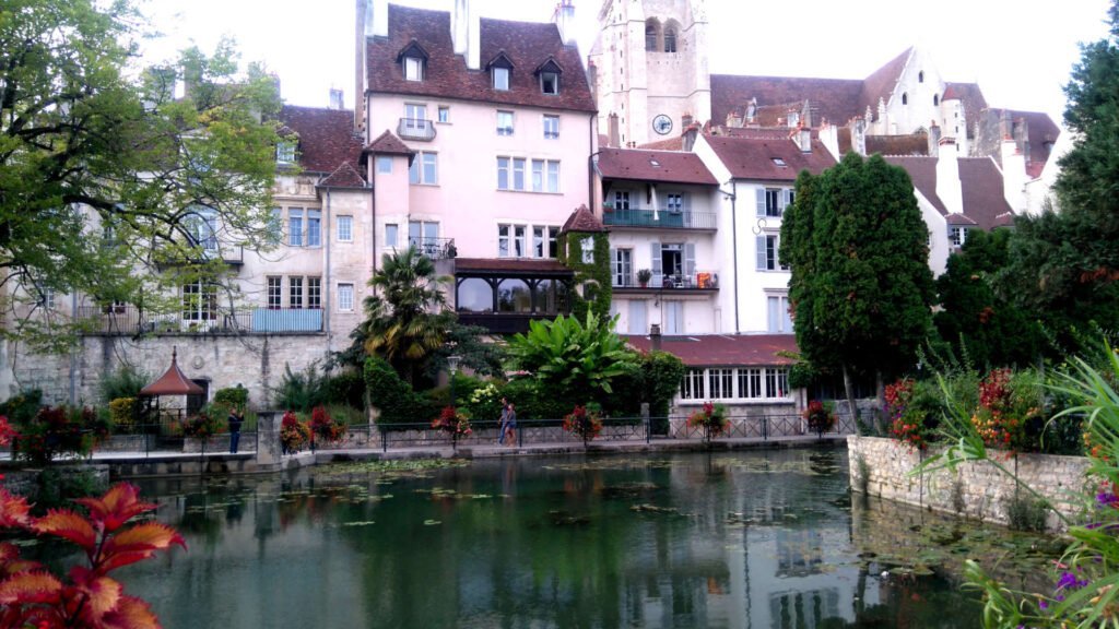 Maison de Dole au bord de l'eau
